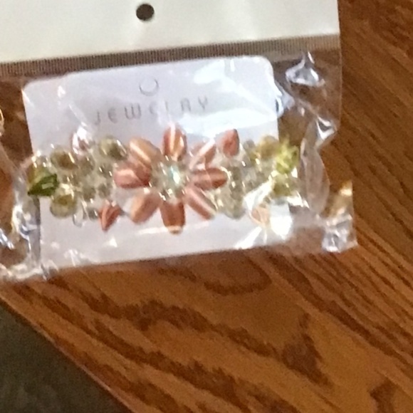 Stunning Womens Barrette Floral Design 3.2 “l x 1.5” w - Picture 6 of 6